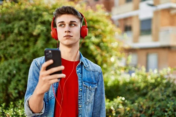 Молодий Білий Хлопець Навушниках Слухає Музику Місті — стокове фото