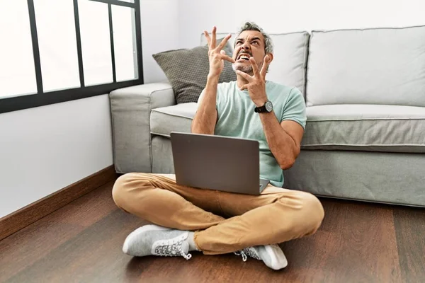 Homem Hispânico Meia Idade Usando Laptop Sentado Chão Sala Estar — Fotografia de Stock