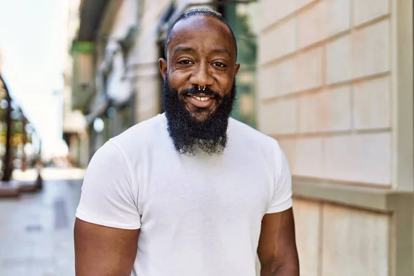 Snygg Afrikansk Amerikansk Man Med Skägg Bär Casual Vit Shirt — Stockfoto