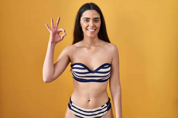 Jovem Morena Usando Biquíni Sobre Fundo Amarelo Sorrindo Positivo Fazendo — Fotografia de Stock