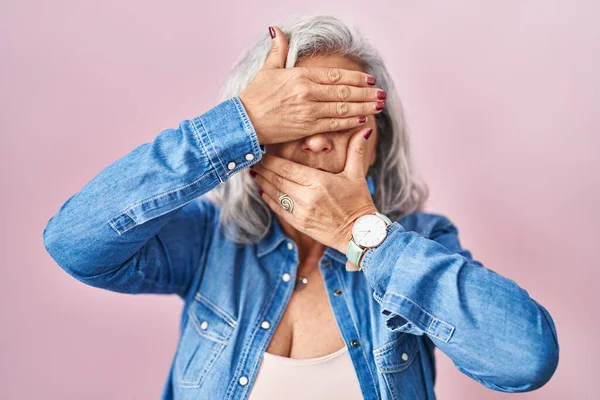 Middle Age Woman Grey Hair Standing Pink Background Covering Eyes — Zdjęcie stockowe