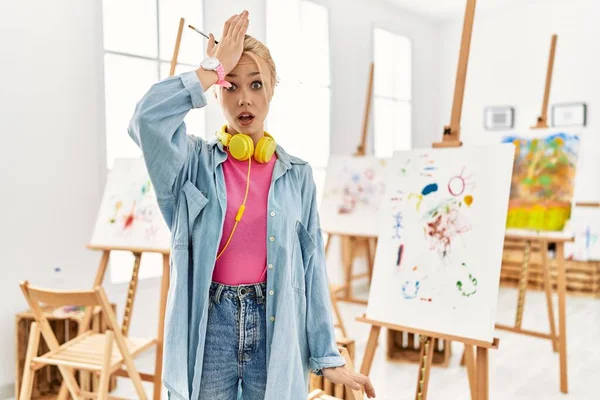 Young Caucasian Girl Art Studio Surprised Hand Head Mistake Remember — Zdjęcie stockowe