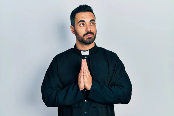 Hombre Guapo Sacerdote Hispano Con Barba Pie Sobre Fondo Aislado —  Fotos de Stock