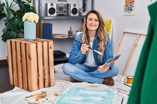 Young Woman Artist Drawing Sitting Floor Art Studio — ストック写真