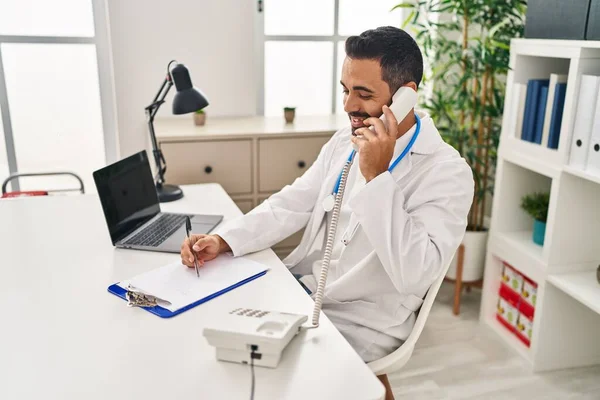 Ung Latinamerikan Man Klädd Läkare Uniform Talar Telefon Kliniken — Stockfoto