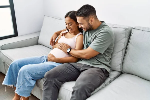 Latino Hombre Mujer Pareja Abrazándose Unos Otros Esperando Bebé Casa — Foto de Stock