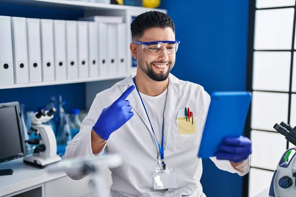 Jovem Homem Bonito Trabalhando Laboratório Cientista Fazendo Chamada Line Sorrindo — Fotografia de Stock