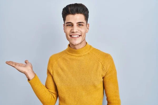 Young Hispanic Man Standing Blue Background Smiling Cheerful Presenting Pointing — Foto de Stock