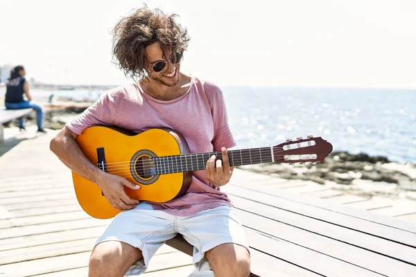 Ung Latinamerikan Spelar Klassisk Gitarr Sittandes Bänken Stranden — Stockfoto