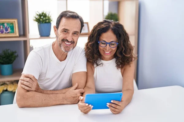 Man Woman Couple Using Touchpad Sitting Table Home — Stockfoto