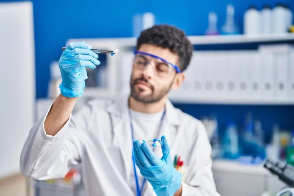 Νεαρός Άραβας Άνδρας Φορώντας Στολή Επιστήμονα Κρατώντας Χάπια Στο Εργαστήριο — Φωτογραφία Αρχείου