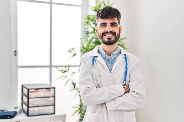 Young Hispanic Man Wearing Doctor Uniform Standing Arms Crossed Gesture — Stockfoto