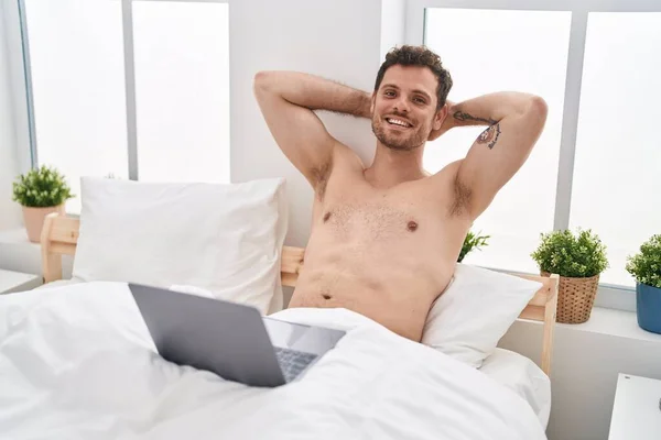 Genç Spanyol Adam Dizüstü Bilgisayar Kullanıyor Yatak Odasında Elleri Rahat — Stok fotoğraf
