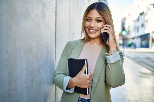Ung Latinamerikansk Kvinna Ler Tryggt Talar Smartphone Gatan — Stockfoto
