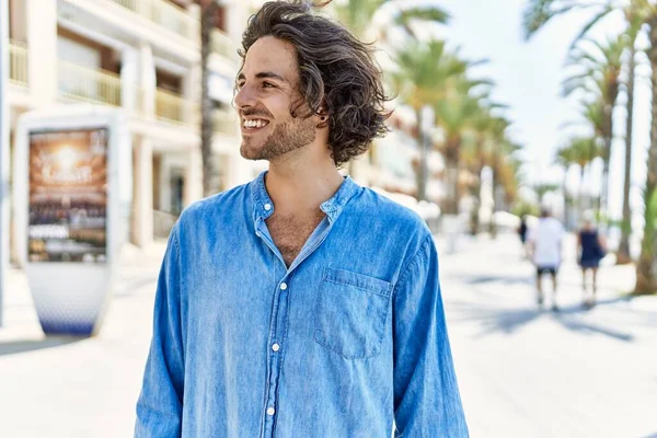 Jovem Hispânico Homem Sorrindo Feliz Rua Cidade — Fotografia de Stock