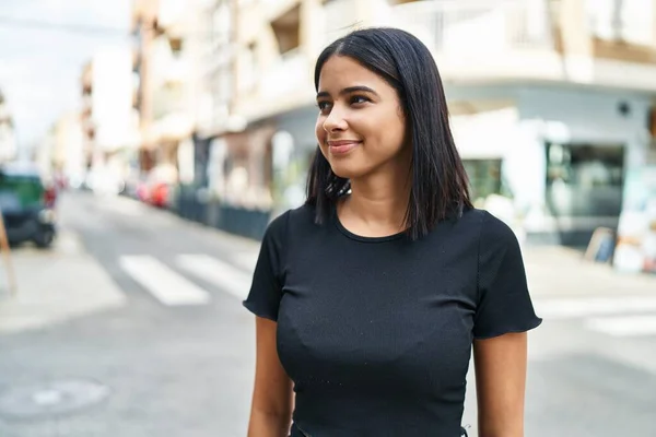 Jovem Mulher Latina Sorrindo Confiante Rua — Fotografia de Stock