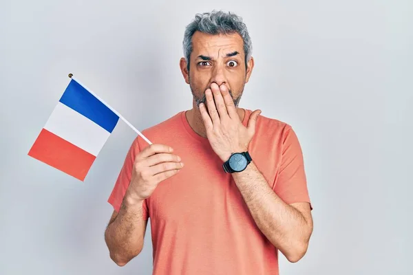 Bonito Homem Meia Idade Com Cabelos Grisalhos Segurando Bandeira França — Fotografia de Stock