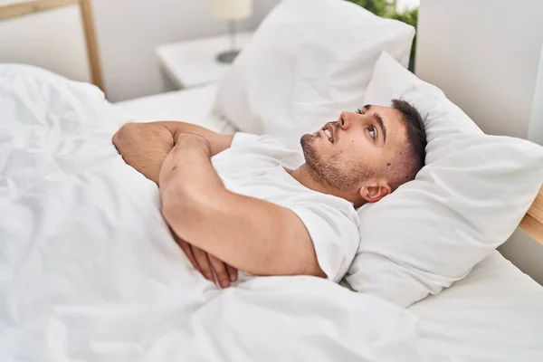 Νεαρός Ισπανός Ξαπλωμένος Στο Κρεβάτι Σοβαρή Έκφραση Στο Υπνοδωμάτιο — Φωτογραφία Αρχείου