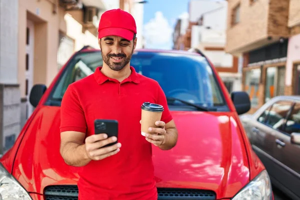 Ung Latinamerikansk Man Kurir Med Smartphone Dricka Kaffe Gatan — Stockfoto