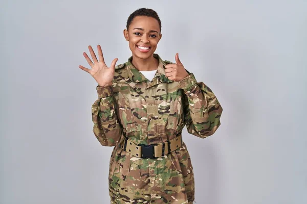 Piękna Afroamerykanka Mundurze Wojskowym Pokazująca Wskazująca Palcami Numer Sześć Uśmiechnięta — Zdjęcie stockowe
