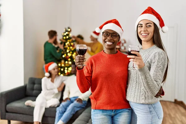 Bir Grup Genç Noel Kutluyor Mutlu Gülümseyen Iki Kadın Evde — Stok fotoğraf