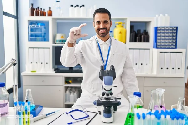 Ung Latinamerikan Man Med Skägg Arbetar Forskare Laboratorium Ler Och — Stockfoto