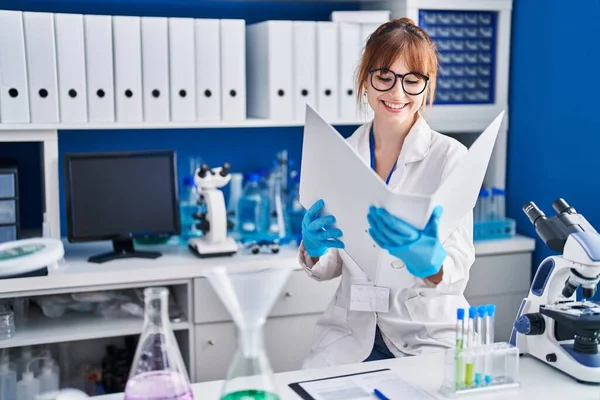 Genç bilim kadını gülümsemesi Laboratuvarda kendine güvenen okuma raporu