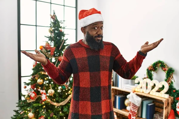 Африканский Американец Шапке Санта Клауса Стоял Рождественской Ёлки Непонятным Запутанным — стоковое фото