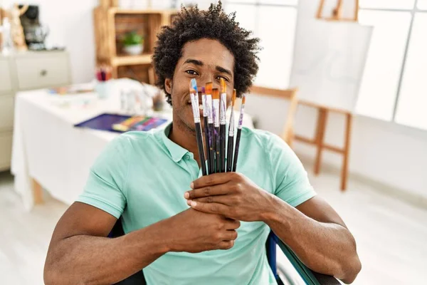 年轻的非洲裔美国残疾艺术家 手握画笔坐在轮椅上 坐在艺术工作室里 — 图库照片