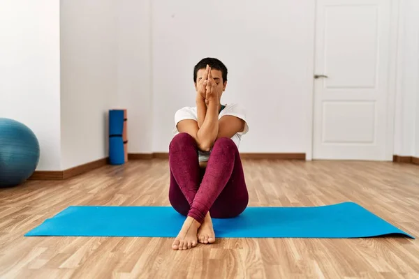 Junge Hispanische Frau Trainiert Yoga Sportzentrum — Stockfoto