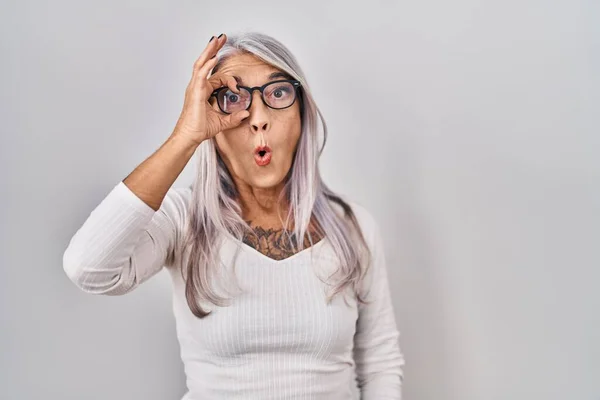 Middle Age Woman Grey Hair Standing White Background Doing Gesture — Zdjęcie stockowe