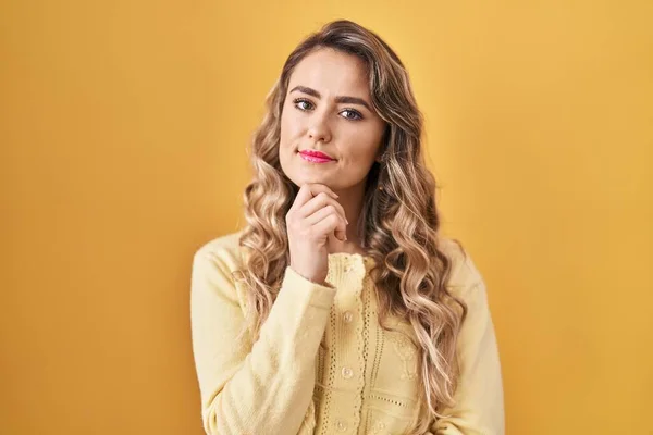 Young Caucasian Woman Standing Yellow Background Looking Confident Camera Smile —  Fotos de Stock