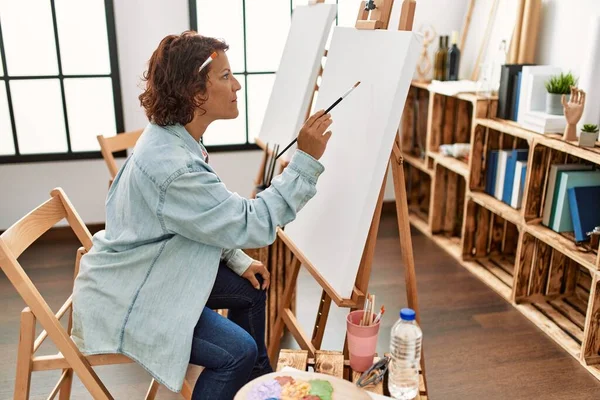 Orta Yaşlı Spanyol Kadın Resim Stüdyosunda Tuvale Resim Çiziyor Düşünme — Stok fotoğraf