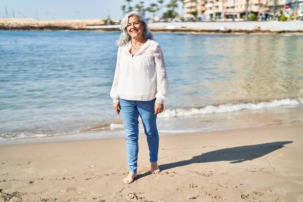 Mujer Mediana Edad Sonriendo Confiado Pie Playa —  Fotos de Stock