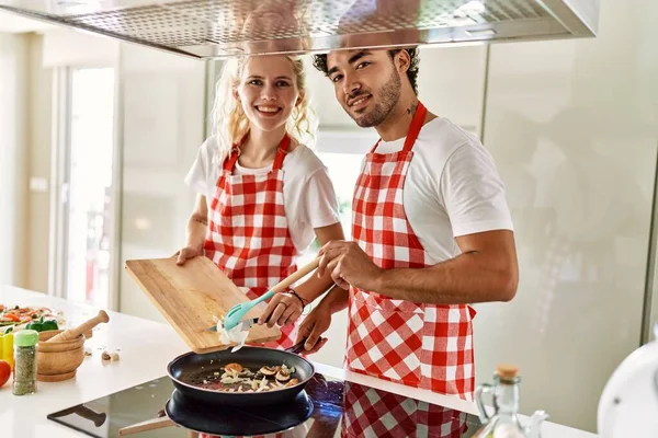 Jong Paar Glimlachen Gelukkig Koken Met Behulp Van Koekenpan Keuken — Stockfoto