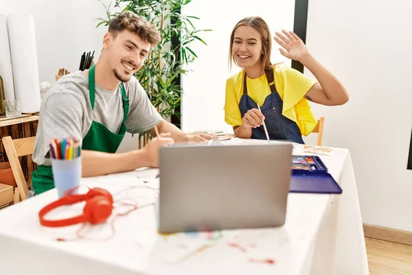 Fiatal Spanyol Művész Pár Mosolyog Boldog Miután Online Rajz Leckét — Stock Fotó