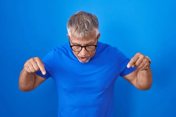 Hispanic Man Grey Hair Standing Blue Background Pointing Fingers Showing — Stock Photo, Image