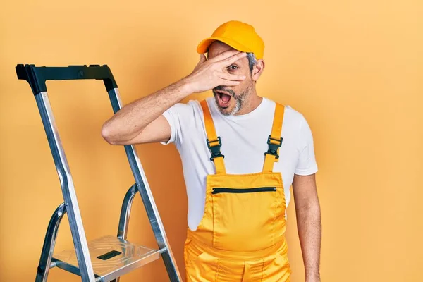 Handsome Middle Age Man Grey Hair Holding Ladder Peeking Shock — Stock Photo, Image