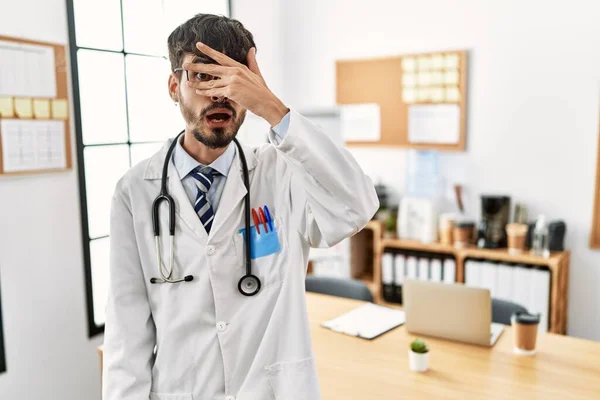 Hispanic Man Beard Wearing Doctor Uniform Stethoscope Office Peeking Shock — Stockfoto