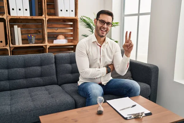 Jovem Hispânico Com Barba Trabalhando Consultório Sorrindo Com Rosto Feliz — Fotografia de Stock