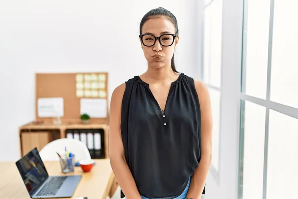 Joven Mujer Negocios Hispana Trabajando Oficina Soplando Mejillas Con Cara — Foto de Stock