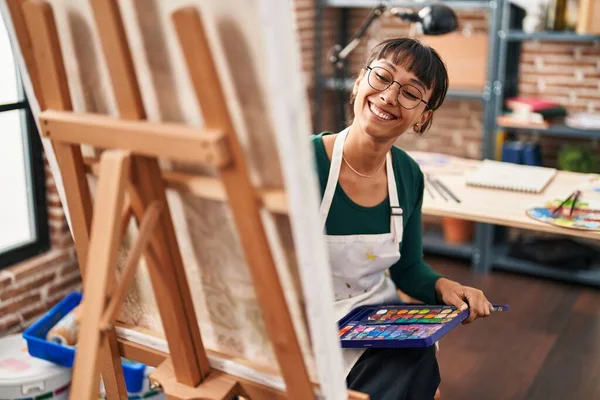年轻美丽的惊慌失措的女画家微笑着在艺术工作室里画出自信的图画 — 图库照片