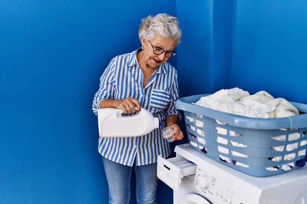 Senior Mulher Cabelos Grisalhos Sorrindo Detergente Derramando Confiante Máquina Lavar — Fotografia de Stock