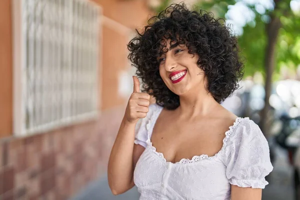 Young Middle East Woman Smiling Confident Doing Sign Thumb Street — Foto de Stock