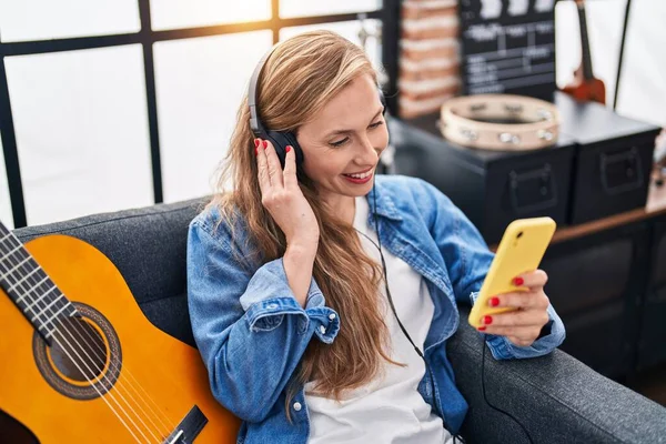 Young Blonde Woman Musician Smiling Confident Listening Music Music Studio — Stok fotoğraf