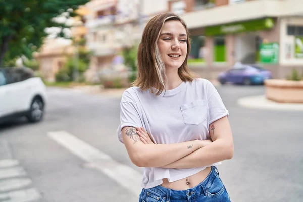 Jonge Vrouw Glimlachend Zelfverzekerd Staand Met Armen Gekruist Gebaar Straat — Stockfoto