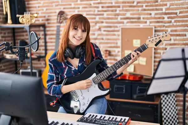 Jeune Musicienne Chantant Une Chanson Jouant Guitare Électrique Studio Musique — Photo