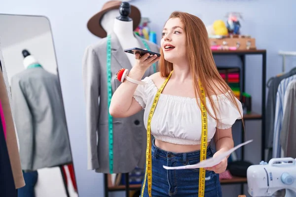 Joven Mujer Pelirroja Sastre Hablando Teléfono Inteligente Buscando Diseño Ropa —  Fotos de Stock