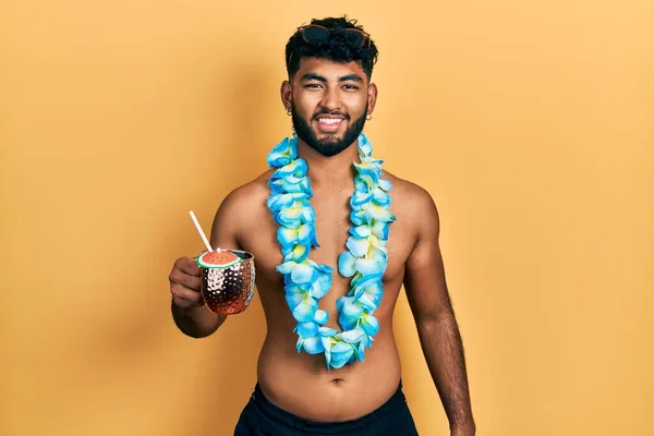 Arab Man Beard Wearing Swimsuit Hawaiian Lei Drinking Cocktail Looking — Stock fotografie