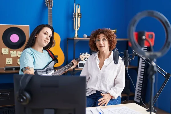 Two Women Musicians Having Online Electrical Guitar Lesson Smartphone Music — Stok fotoğraf